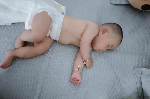 丹东宝宝睡觉爱翻身